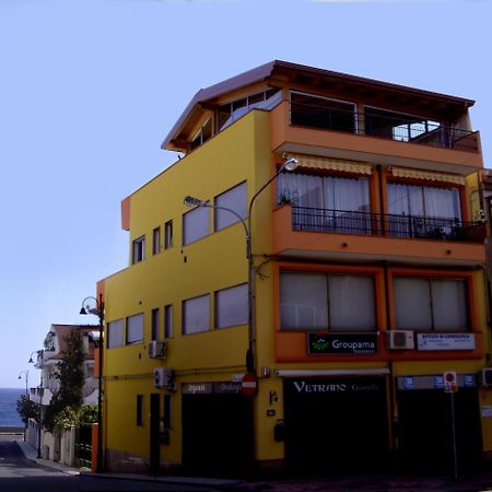 Pozzo Lazzaro Apartments Santa Teresa Di Riva Exterior foto